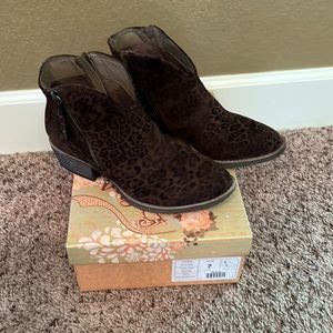 Very G booties, Name-Divine, Color-Leopard, Size 7, Brand New